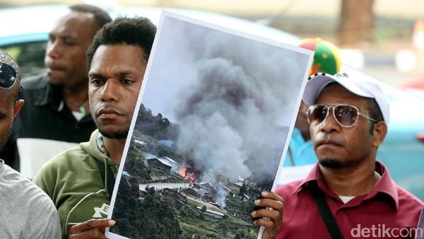 Mahasiswa Papua Demo KPU Pusat