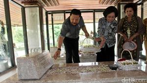 Tabur Bunga dan Doa Bersama Peringati Wafatnya Bung Hatta