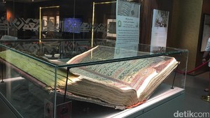 Ini Al Quran Terbesar di Dunia Seberat 154 Kg Berusia Hampir 200 Tahun