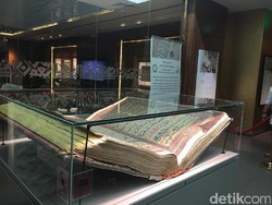 Ini Al Quran Terbesar di Dunia Seberat 154 Kg Berusia Hampir 200 Tahun
