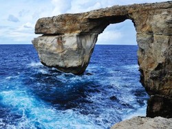 Duh, Landmark Ikonik Malta Tempat Syuting Game of Thrones Roboh