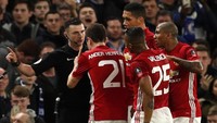 Petaka untuk Setan Merah terjadi di menit 35. Ander Herrera mendapatkan kartu kuning kedua setelah menjatuhkan Hazard dalam satu perebutan bola. Pool/John Sibley/Reuters/detikFoto.