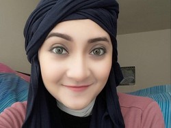 Hanya 1 Menit, Tutorial Hijab Terinspirasi Gaya Pramugari Emirates