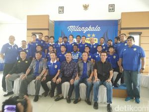 Cuitan Lucu Netizen Warnai Kedatangan Essien