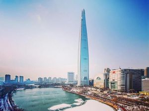Gokil, Pria Ini Panjat Gedung Pencakar Langit Seoul dengan Tangan Kosong!