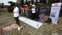Warga Salat Berjamaah, Dukung KPK Usut Korupsi e-KTP