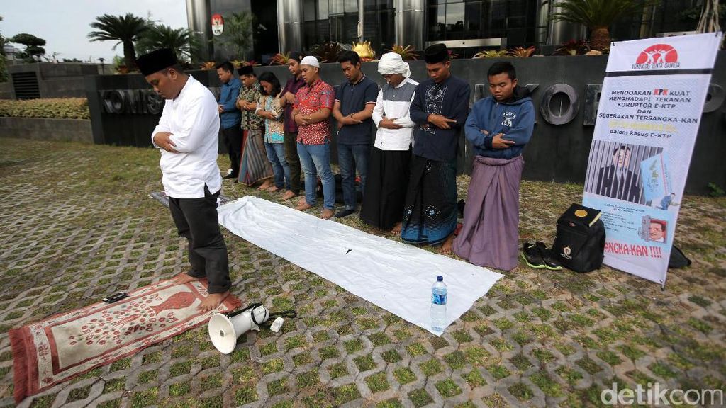 Warga Salat Berjamaah, Dukung KPK Usut Korupsi e-KTP Warga Salat Berjamaah, Dukung KPK Usut Korupsi e-KTP