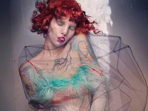 Penderita Sindrom Langka Jadi Model Pemotretan Majalah High Fashion