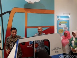 Begini Gaya Jonan Pose di Booth Bajaj BBG