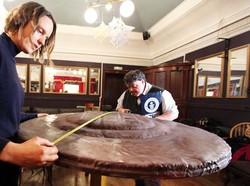 Pemenang Great British Bake Off Ciptakan Jaffa Cake Terbesar di Dunia