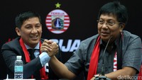 Ferry Paulus dan Gede Widiade (kanan) melakukan salam komando.
