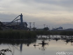 Warga Keluhkan Bau Limbah Pabrik yang Menyengat di Sapan Gedebage