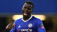 Baru saja meneken kontrak baru berdurasi enam tahun, Kurt Zouma malah dipinjamkan ke Stoke City (Foto: Shaun Botterill/Getty Images)