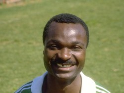 2. Roger Milla (Kamerun). Legenda sepakbola Afrika ini tampil di Piala Dunia 1982, 1990, dan 1994. Pertandingan terakhirnya dijalani dalam usia 42 tahun, 1 bulan, dan 8 hari. (Foto: Getty Images)