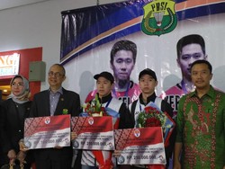 Tiba di Tanah Air, Kevin/Marcus Disambut Kalungan Bunga oleh Menpora