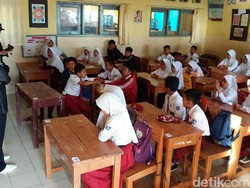 Datangi Sekolah Juhdi, Dedi Mulyadi Cerita Sepatu Gosong Miliknya
