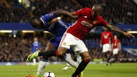 Victor Moses berebut bola dengan Ashley Young. Pool/John Sibley/Reuters/detikFoto.