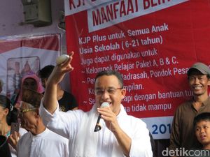 Anies Diberi Batu Pandan Jumbo Saat Kampanye di Cengkareng