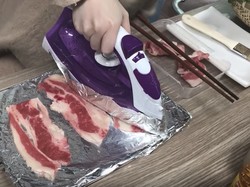 Unik! Wanita Ini Memanggang Daging dengan Setrika dan Buat Crepes di Atas CPU!