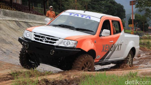 Kotor-kotoran dengan Pikap Kabin Ganda dari India