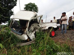 Pikap Berpenumpang 13 Perempuan Ditabrak KA di Jember