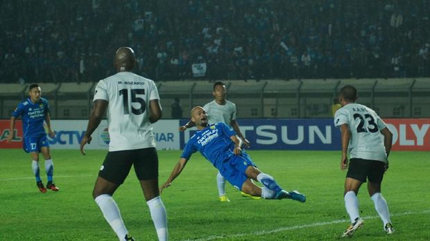 Persib Bandung masih belum menemukan bomber ideal sepeninggal Sergio van Dijk.