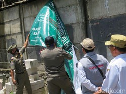 Panwaslu dan Satpol PP Tertibkan Spanduk Provokatif di Cengkareng
