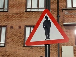 Rambu Waspadalah Terhadap orang Yahudi Muncul Dekat London