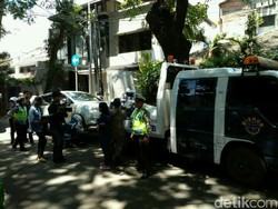 Operasi Parkir Liar, Dishub Jaksel Derek 4 Mobil di Melawai