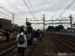 KRL Anjlok, Penumpang Menumpuk di Stasiun Jatinegara