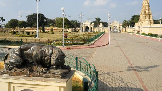 Patung macan di Istana Mysore, India (Thinkstock)