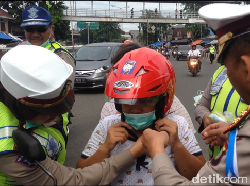 Gelar Operasi Simpatik, Satlantas Jaktim Bagikan Helm Gratis