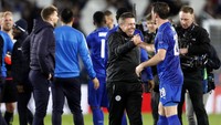 Pelatih Leicester City, Craig Shakespeare merayakan kemenangan dengan para pemain. Pool/Carl Recine/Reuters/detikFoto.