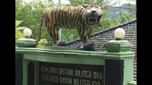 Meme Patung Macan Koramil Bikin Ngakak