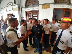 Kunjungi Stasiun Cirebon, Dirut PT KAI Dapat Kejutan Ulang Tahun
