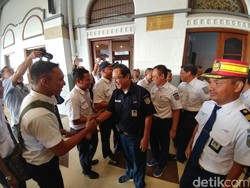 Kunjungi Stasiun Cirebon, Dirut PT KAI Dapat Kejutan Ulang Tahun