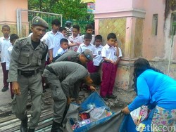 Satpol PP Pekanbaru Tertibkan PKL yang Berjualan di Sekolah