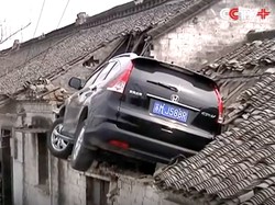 Motor Anak SD hingga Honda CR-V Nyangkut di Atap Rumah