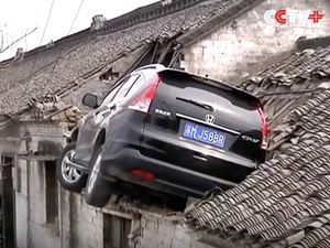 Motor Anak SD hingga Honda CR-V Nyangkut di Atap Rumah Motor Anak SD hingga Honda CR-V Nyangkut di Atap Rumah