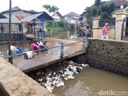 Di Aliran Sungai Kotor Ini Warga Majalaya Bandung Mencuci dan BAB