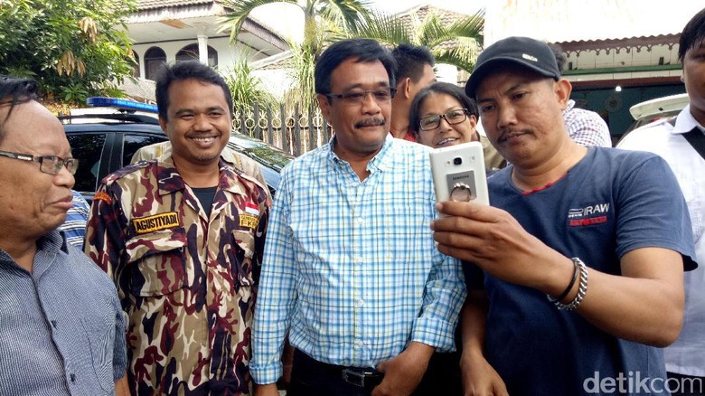 Blusukan ke Pasar Kedip, Djarot Pakai Kemeja Kotak-Kotak Biru