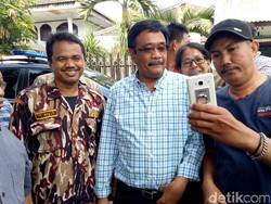 Blusukan ke Pasar Kedip, Djarot Pakai Kemeja Kotak-kotak Biru