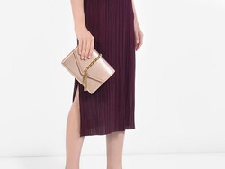 Tampil Mencuri Atensi di Pesta dengan 5 Clutch Warna Rose Gold