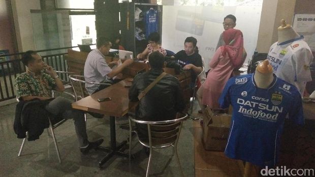 <I>Jersey</I> Essien di Persib Laris Manis