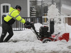 Warga Pennsylvania Berjuang Bersihkan Salju yang Selimuti Kota