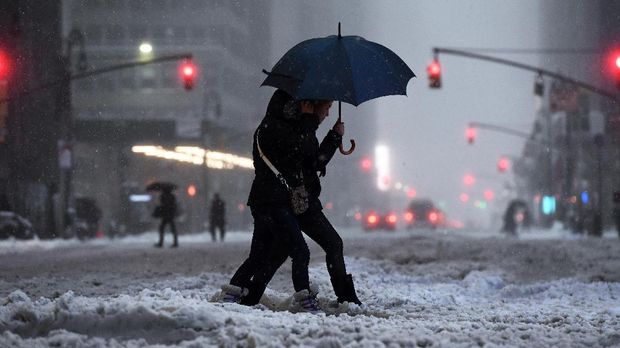 People walk the snow and sleet-covered streets of New York on March 14, 2017.
Winter Storm Stella unleashed its fury on much of the northeastern United States on March 14 dropping snow and sleet across the region and leading to school closures and thousands of flight cancellations. Stella, the most powerful winter storm of the season, was forecast to dump up to two feet (60 centimeters) of snow in New York and whip the area with combined with winds of up to 60 miles per hour (95 kilometers per hour), causing treacherous whiteout conditions. But after daybreak the National Weather Service (NWS) revised down its predicted snow accumulation for the city of New York, saying that the storm had moved across the coast.
 / AFP PHOTO / Jewel SAMAD