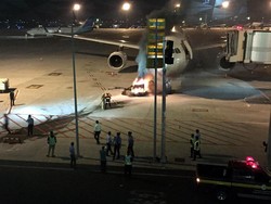 Petugas Garuda Padamkan Api yang Bakar Genset di Dekat Pesawat