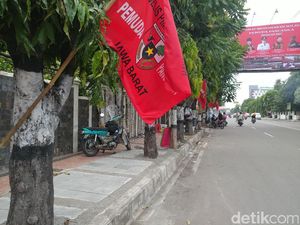 Ratusan Pohon di Pusat Kota Cirebon Dipaku Bendera Ormas