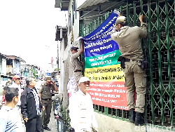 Panwascam Tanjung Priok Turunkan APK dan Spanduk Provokatif