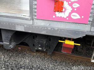 KRL Bekasi-Manggarai Anjlok, Penumpang Panik